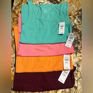 NWT - 4 Gap ripped scoop neck tanks